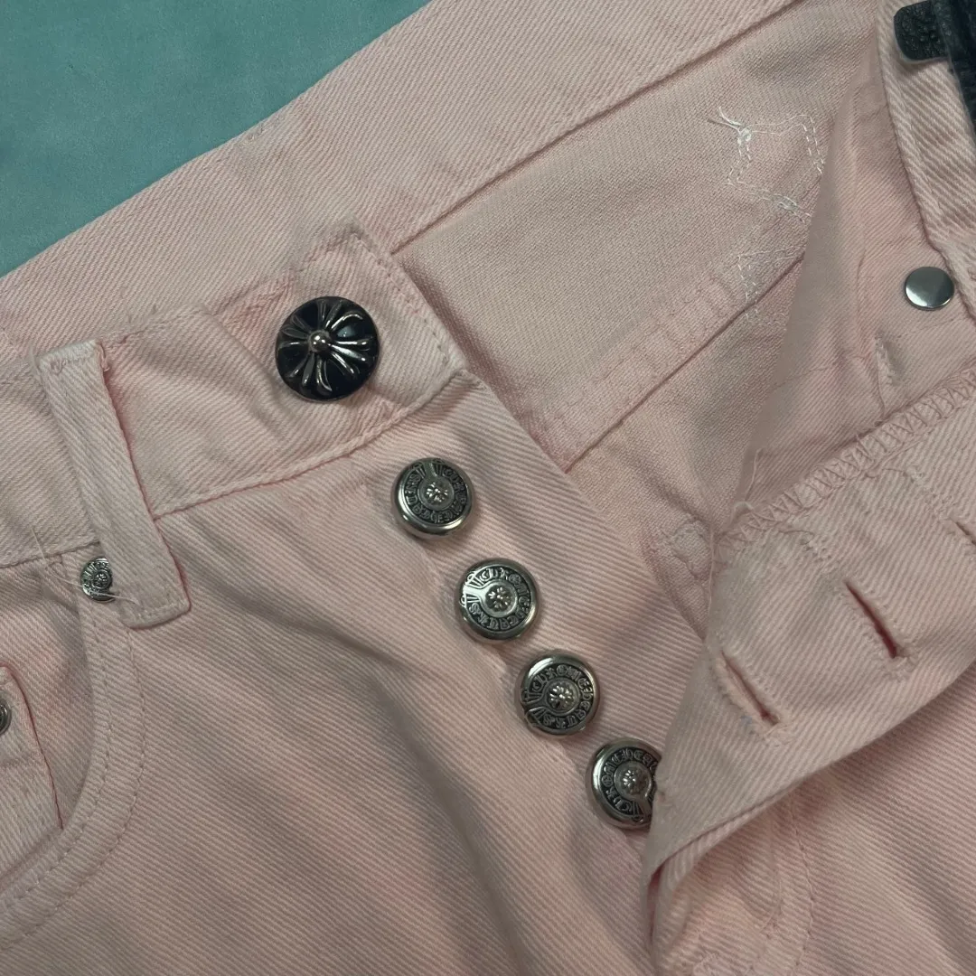 🅿️310 🔘Model No.-KL175 🔘Cro Heart𝐂𝐡𝐫𝐨𝐦𝐞 𝐇𝐞𝐚𝐫𝐭 Sex Limited Edition Girls Sakura Pink Cow White Leather Jeans* The color of these pants is super sweet pink, and the denim fabric is full of texture. The white cross pattern on it is so eye-catching, it is a classic element of Crow Heart, and it instantly makes it trendy. The hardware accessories are also very exquisite, the buttons are uniquely designed, and the details are high-end. In terms of craftsmanship, there is nothing to say. The tailoring is neat and the wiring is neat. Everything shows excellent quality. The matching suggestions are as follows: Sweet girly style: Pair it with a white midriff-baring crop top, a pair of pink thick-soled Mary Jane shoes, and a soft bear bag of the same color. It will give you a sweet girly atmosphere, which is perfect for going to an amusement park or shopping. Cool and sweet mix style: Wear a short black leather jacket on the upper body, a white lace bottoming shirt, black Martin boots, and a silver personalized necklace. The combination of cool and sweet is beautiful and sassy. Casual and lazy style: Wear a loose light purple sweater, tuck the corners into your pants, pair it with a pair of white sneakers, white stockings, and a pair of black sunglasses. It is casual and lazy, and super comfortable for daily travel.  Size: S M L XL (28.30.32.34) Color: Pink